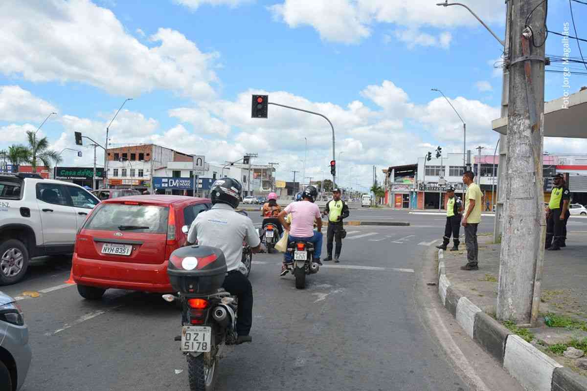 Faixa da direita livre em Feira de Santana: SMT orienta motoristas sobre regras para evitar multas e garantir segurança no trânsito