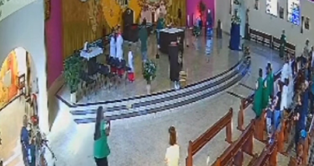 ‘Avisa a Jesus’: Homem invade igreja em SP e dá soco em bispo; veja vídeo